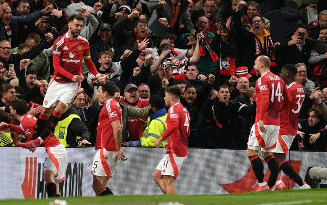 Jogadores do Manchester United comemoram a classificação épica após vencer o Lyon de virada na prorrogação Jogadores do Manchester United comemoram a classificação épica após vencer o Lyon de virada na prorrogação