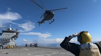 Helicóptero salva família de telhado de prédio no RS; veja vídeo