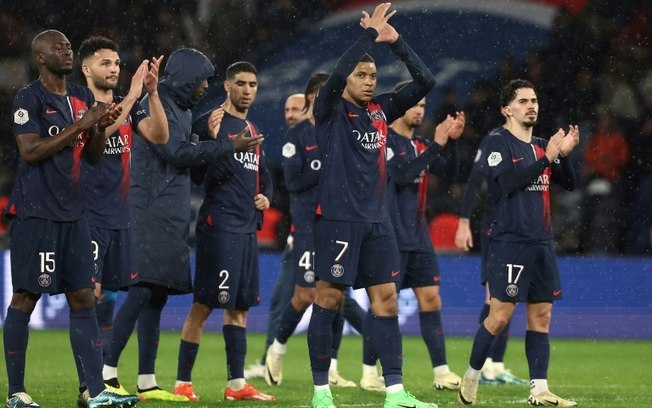 Jogadores do PSG aplaudem a torcida no final da partida contra o Le Havre, no Estádio Parque dos Príncipes, em Paris, em 27 de abril de 2024.