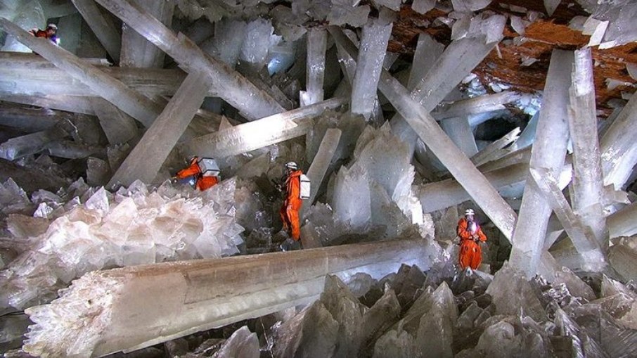 Cristais gigantes de Naica revelam segredos e desafiam cientistas no México Cristais gigantes de Naica revelam segredos e desafiam cientistas no México
