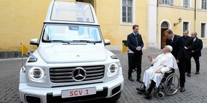 'Papamóvel': conheça o carro que levou Francisco a último passeio