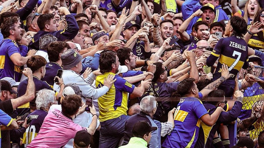 Torcedores do Boca comemoram gol com Ezequiel Zeballos contra o River