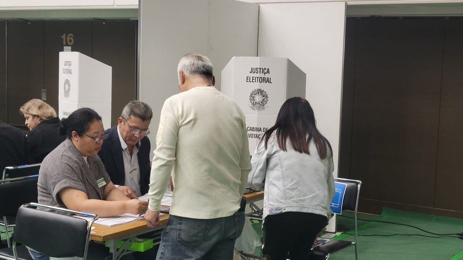 Eleitores durante o primeiro turno Eleitores durante o primeiro turno