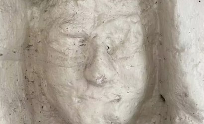 Máscara mortuária de quase 400 anos é encontrada em parede de café durante obra