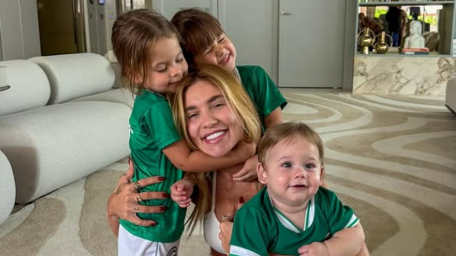 Virginia Fonseca ao lado dos filhos