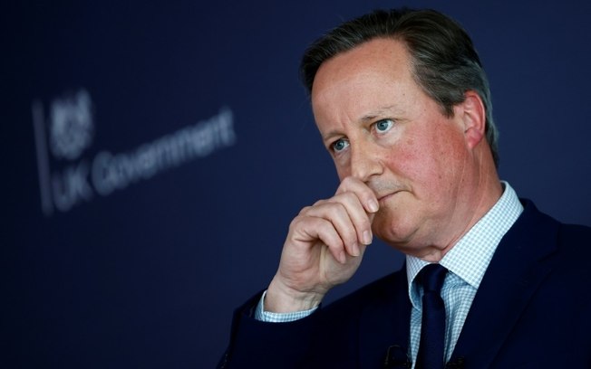 Ministro das Relações Exteriores da Grã-Bretanha, David Cameron, faz uma pausa enquanto discursa no Centro Nacional de Segurança Cibernética em Londres, em 9 de maio de 2024