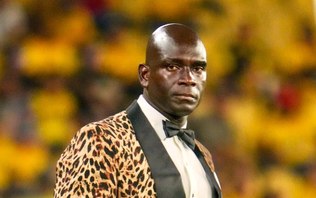 Algoz do Corinthians, treinador volta a chamar atenção com estilo