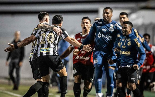 Giuliano comemora segundo gol do Santos na partida contra a Ponte Preta