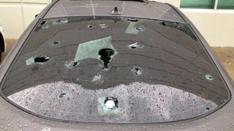 Carro danificado após chuva de granizo em Presidente Epitácio, interior de São Paulo Carro danificado após chuva de granizo em Presidente Epitácio, interior de São Paulo