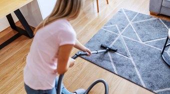 Aprenda como limpar tapete a seco em casa de forma fácil