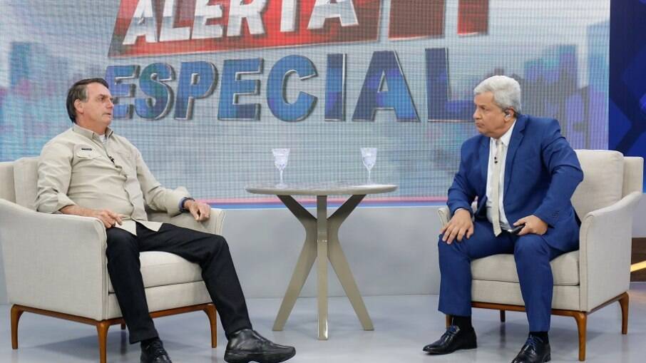 Presidente Jair Bolsonaro durante entrevista ao apresentador Sikêra Júnior, na TV A Crítica