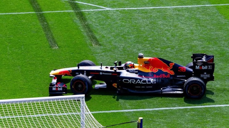 Jogadores%20da%20Premier%20League%20competem%20contra%20carro%20de%20F1%3B%20assista