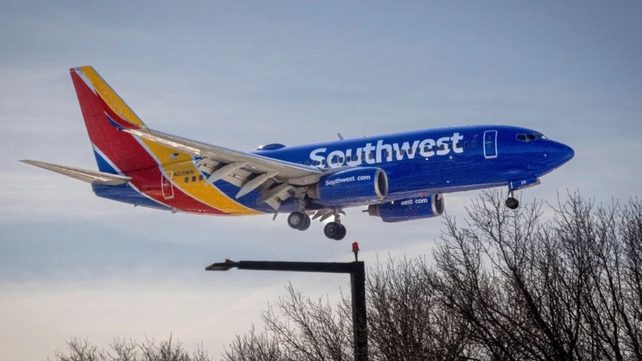 Southwest começa a cobrar taxas por bagagem Southwest começa a cobrar taxas por bagagem