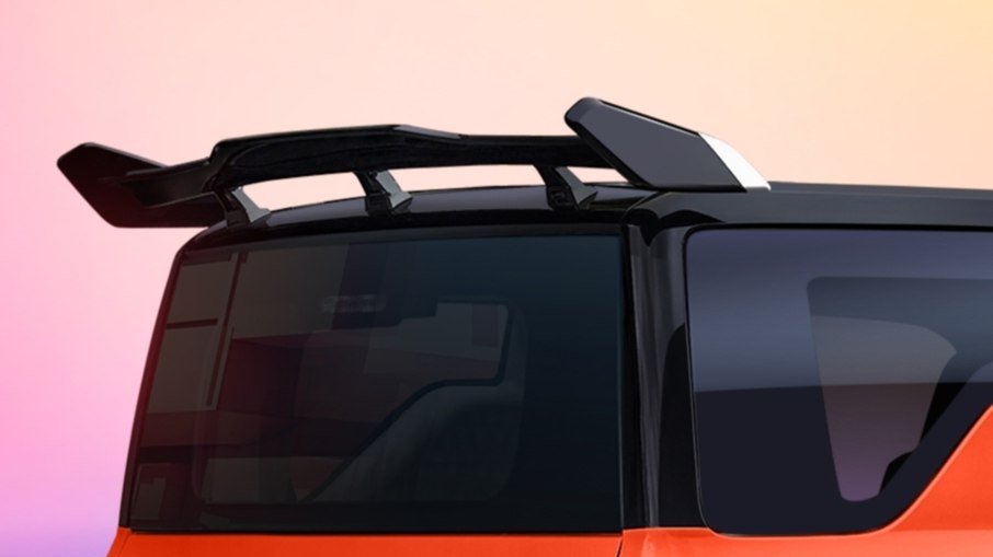Série especial do Geely Panda Mini ganha aerofólio traseiro para reforçar o apelo visual.