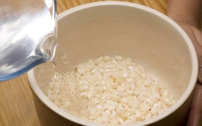 Lave o milho e coloque em uma tigela com 1 litro de água para cozinhar
