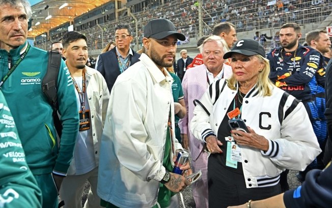 Neymar, lesionado, visitou o grid de largada do GP do Bahrein de Fórmula 1 em março