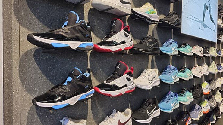 Nike, Adidas e Puma pedem isenção de tarifas para sapatos a Trump