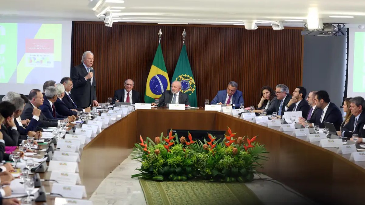 Presidente Lula durante reunião com governadores e ministros