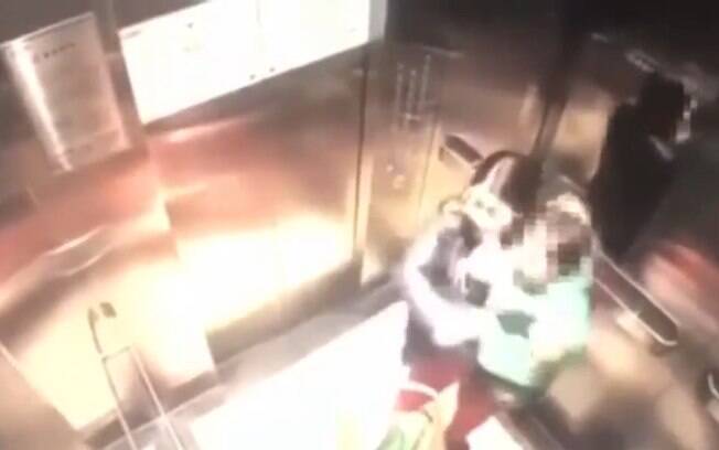 Minutos após pegar a criança dos braços da mãe, a babá começa a bater no bebê dentro de um elevador na China