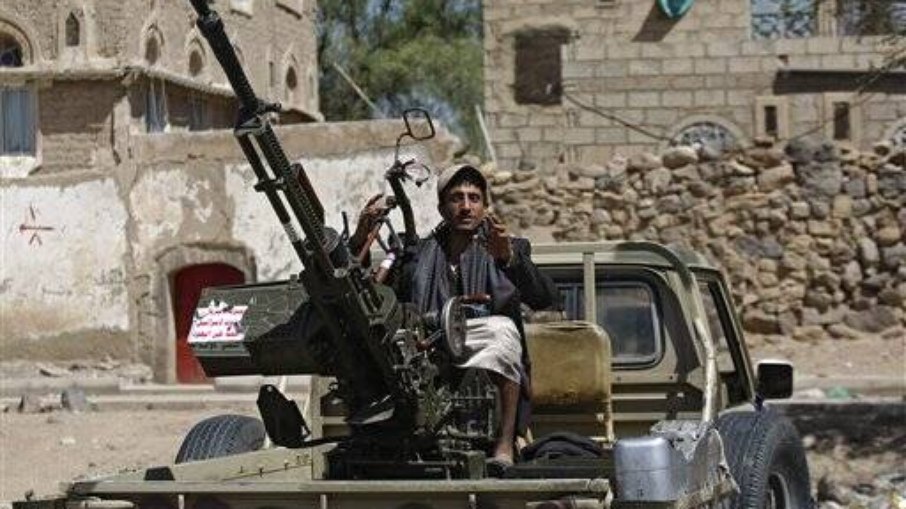 Militante do grupo xiita Houthi Shiite exibe arma automática em Sanaa, capital iemenita