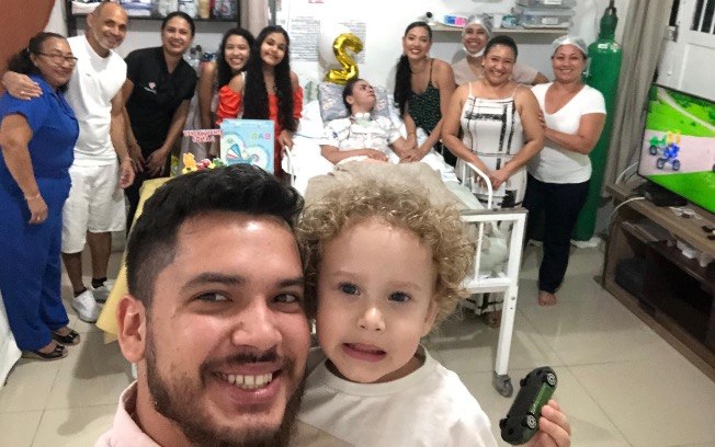 Sol e o filho Ethan ao lado da família enquanto Eva permanecia na UTI improvisada