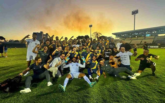 Jogadores do Retrô posam após a confirmação do seu acesso à Série C do Brasileiro