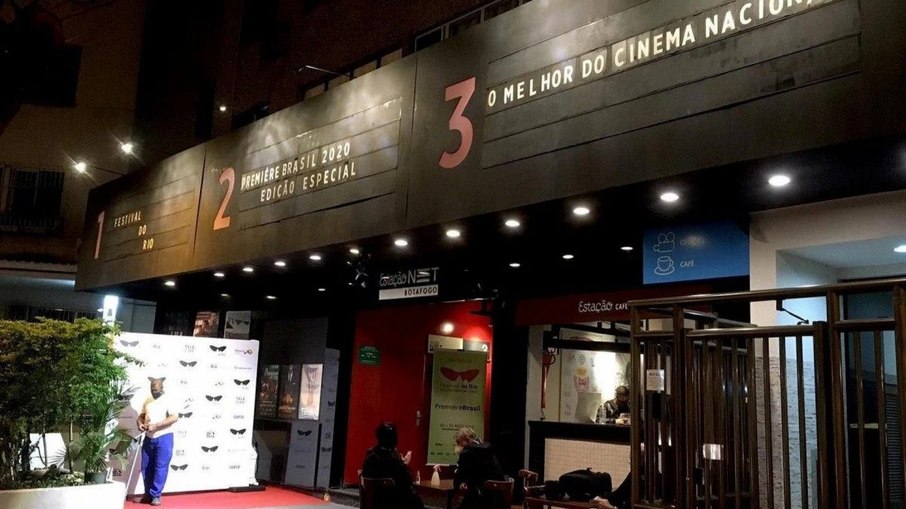 Público fica preso em cinema no RJ após funcionários esquecerem da última sessão e irem embora