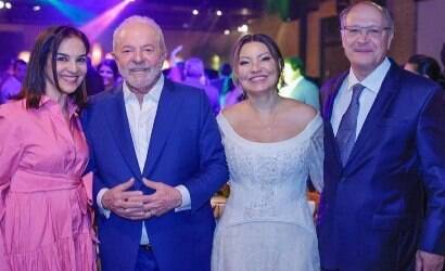Geraldo Alckmin ficou na "mesa VIP" do casamento de Lula
