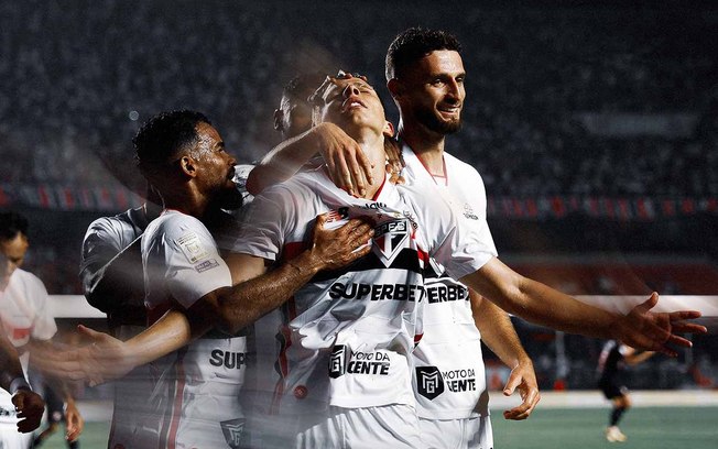 Gustavo Santana comemora gol na posição do Homem-Aranha