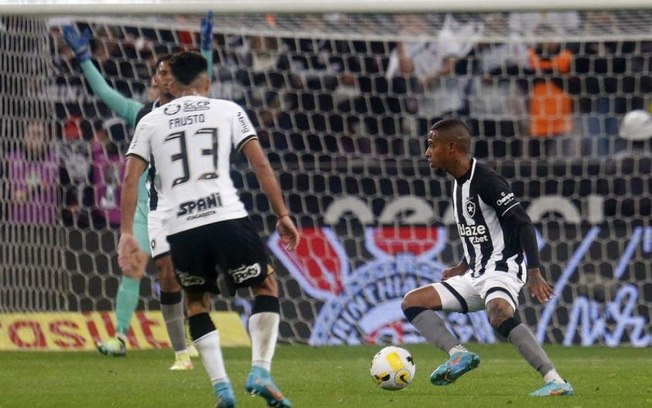 Tchê Tchê diz que Botafogo fez 'jogo equilibrado' contra o Corinthians: 'Infelizmente o gol não saiu'