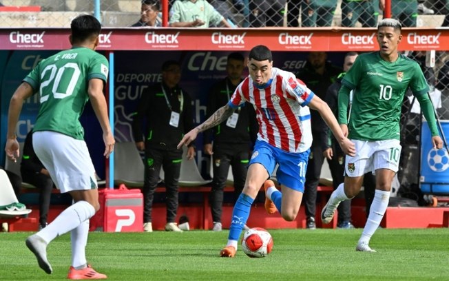 Miguel Almirón encara a marcação adversária no empate do Paraguai com a Bolívia em 2 a 2 nesta terça-feira, pelas Eliminatórias