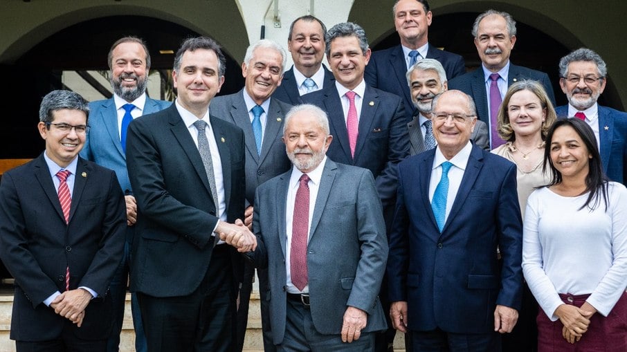 Lula ao lado de aliados e do presidente do Senado, Rodrigo Pacheco