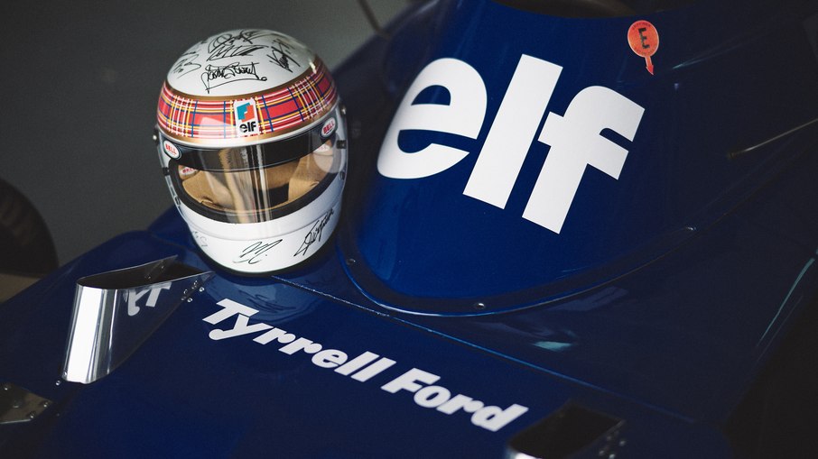 Capacete de Jackie Stewart foi assinado por 20 campeões mundiais Capacete de Jackie Stewart foi assinado por 20 campeões mundiais