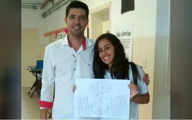 Estudante Isabela Moreira de Freitas, de 15 anos de idade, ostenta seu desenho ao lado do pesquisador Ivan Paulino 