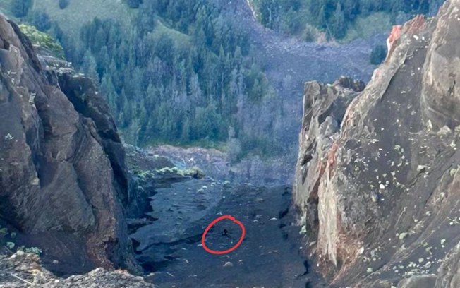 Socorristas iniciam resgate de brasileira que caiu em trilha na Indonésia Socorristas iniciam resgate de brasileira que caiu em trilha na Indonésia