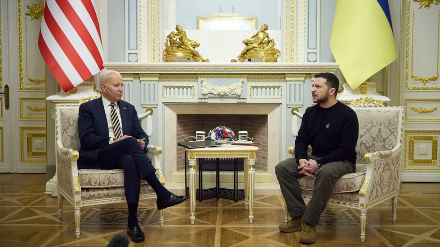Joe Biden e Volodymyr Zelensky 