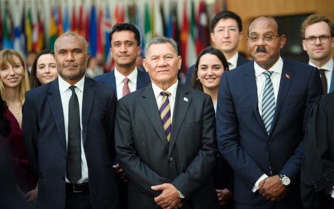 (ARQUIVO) (E-D) Gaston Browne, Primeiro-Ministro de Antígua e Barbuda, Arnold Loughman, Procurador-Geral de Vanuatu, e Kausea Natano, Primeiro-Ministro de Tuvalu, posam para uma foto durante uma audiência no Tribunal Internacional para o Direito dos Mares (ITLOS) em 11 de setembro de 2023 em Hamburgo