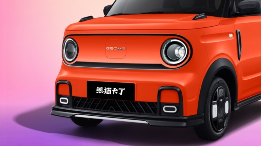 Dianteira do Geely Panda Mini mantém proposta retrô e dimensões compactas para o uso nas cidades.
