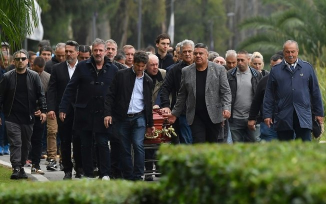 O presidente da Federação Argentina de Futebol, Claudio Tapia (C-direita), familiares, amigos e demais membros da AFA carregam o caixão de César Menotti, durante seu funeral no Sede da AFA em Ezeiza, província de Buenos Aires, em 7 de maio de 2024. O presidente da Federação Argentina de Futebol, Claudio Tapia (C-direita), familiares, amigos e demais membros da AFA carregam o caixão de César Menotti, durante seu funeral no Sede da AFA em Ezeiza, província de Buenos Aires, em 7 de maio de 2024.