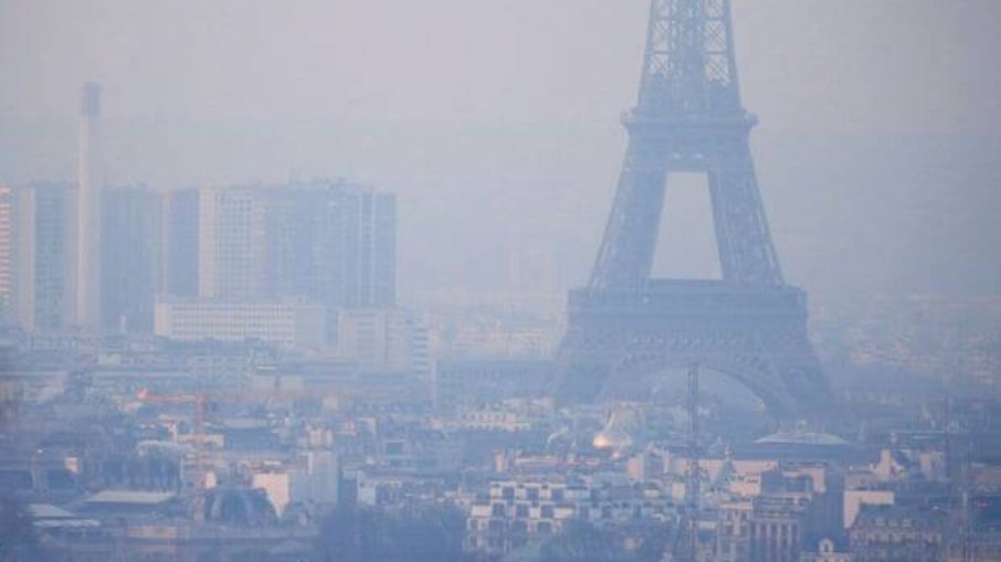 Cidades como Paris, com suas ruas lotadas e alto consumo de energia, são focos de doenças e enfermidades relacionadas à poluição do ar Cidades como Paris, com suas ruas lotadas e alto consumo de energia, são focos de doenças e enfermidades relacionadas à poluição do ar