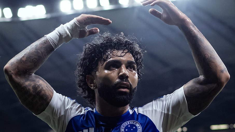Gabigol comemora vitória com torcida do Cruzeiro no Mineirão