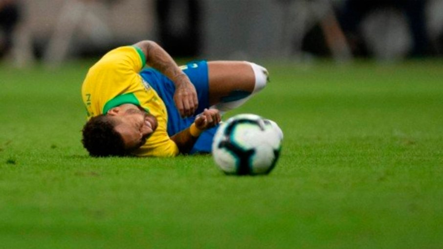 O craque sofre com lesões durante toda sua carreira O craque sofre com lesões durante toda sua carreira