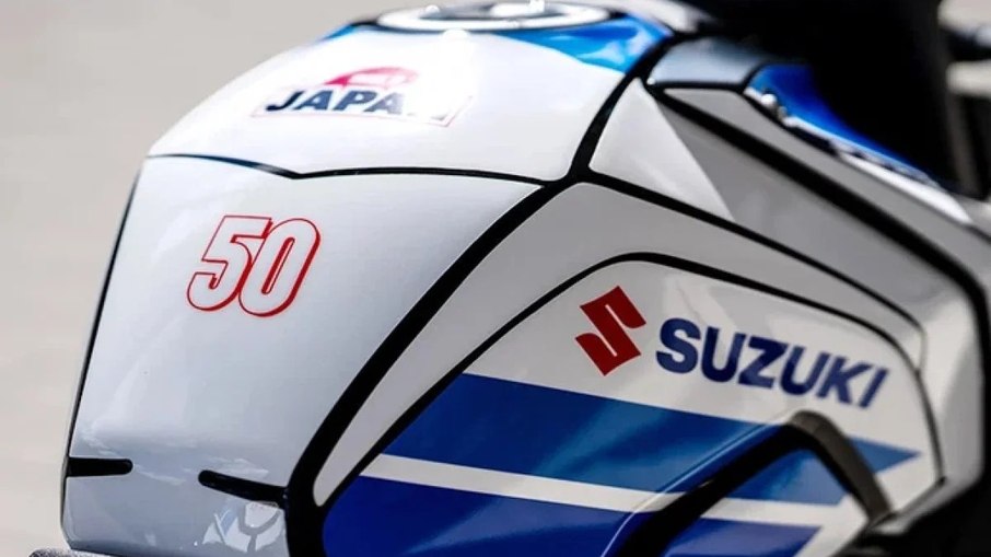 Edição especial celebra 50 anos da Suzuki na Alemanha com pintura branca e azul inspirada em modelos de competição