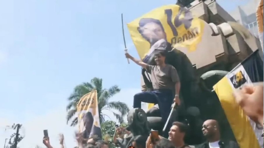 Renan Santos (Missão) em ato na cidade de Santos (SP)