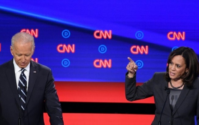 Kamala Harris e Joe Biden, na época candidatos nas primárias democratas para as eleições de 2020, durante um debate organizado pela CNN, em Detroit, Michigan, em 31 de julho de 2019