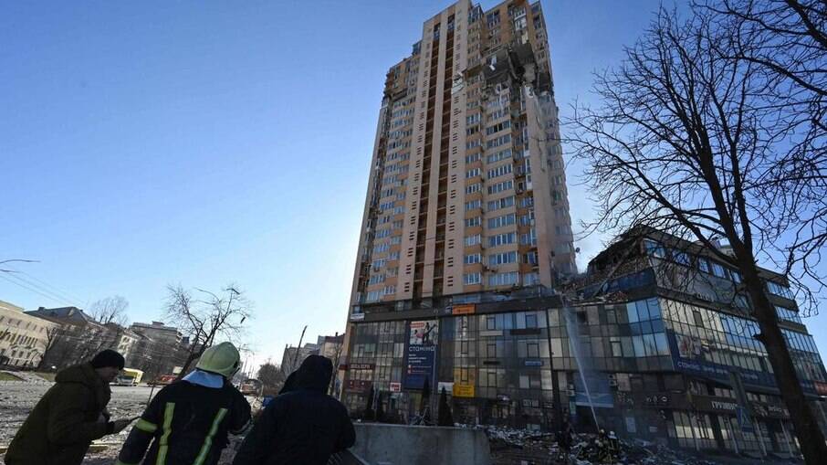 Prédio residencial é destruído em Kiev, na Ucrânia