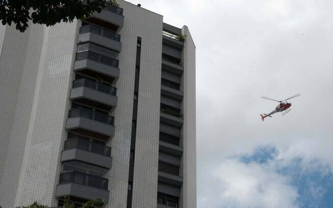 Helicóptero sobrevoa à residência do ex-presidente após ação da PF contra Lula. Foto: Rodrigo Robatini/Futura Press - 04.03.16