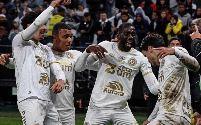 Derrota para a Chapecoense aumentou pressão sobre o elenco, especialmente em Fernando Diniz