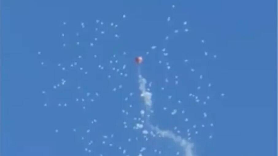 Balão sobrevoou soltando fogos de artifícios.