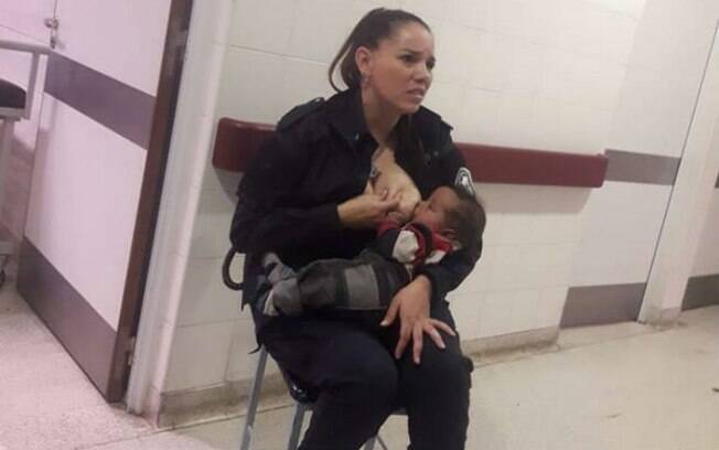 Cena de amamentação entre policial e bebê desnutrida comoveu as redes sociais